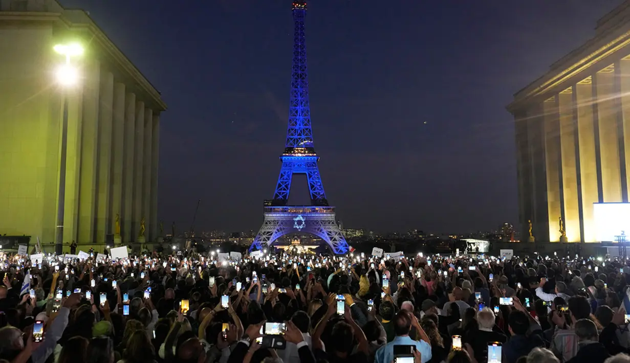 Menara Eiffel diterangi dengan warna-warna Israel setelah demonstrasi untuk menunjukkan dukungan kepada Israel di Paris, Prancis, Senin (9/10/2023). Hal ini dilakukan dua hari setelah pejuang Hamas melancarkan serangan multifront yang belum pernah terjadi sebelumnya terhadap Israel yang menewaskan lebih dari 700 orang. (AP Photo/Michel Euler)