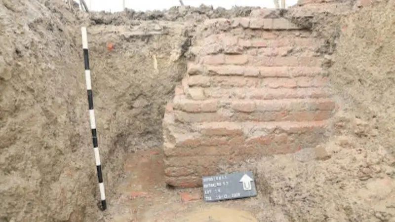 Proses Ekskavasi sementara bangunan diduga candi Situs Dingkel di Dingkel Desa Sambimaya Kecamatan Juntiyuat Indramayu. (Foto: Liputan6.com/Panji Prayitno)