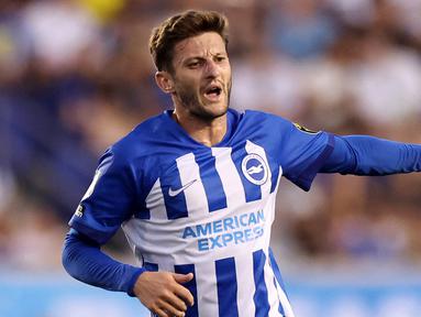Pemain Brighton, Adam Lallana, memiliki umur 35 tahun 3 bulan. Di musim kompetisi 2023/2024, Lallana baru diberikan kepercayaan satu kali bermain dari bangku cadangan saat Brighton dikalahkan West Ham 1-3 pada pekan ke-3 Premier League 2023/2024, Sabtu (27/8/2023). (AFP/Getty Images/Tim Nwachukwu)