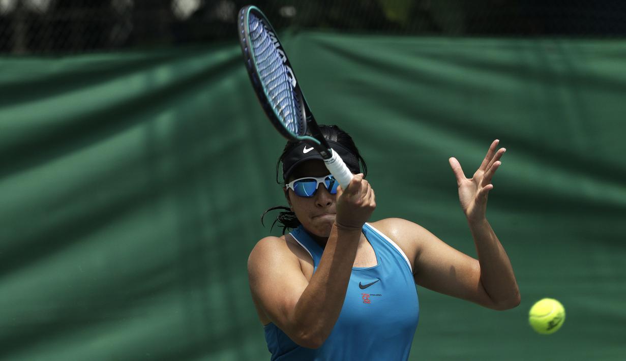 Petenis Indonesia, Jessy Rompies, memukul bola pada laga perempat final nomor ganda putri BNI Tennis Open 2019 di lapangan tenis The Sultan Hotel, Jakarta, Rabu (20/11). Ajang ini diharapkan menjadi wadah persiapan atlet menjelang SEA Games 2019. (Bola.com/Yoppy Renato)