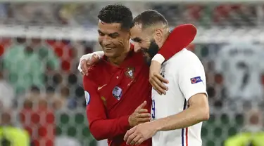 Pemain Portugal Cristiano Ronaldo (kiri) dan pemain Prancis Karim Benzema (kanan) meninggalkan lapangan bersama saat turun minum pada pertandingan Grup F Euro 2020 di Puskas Arena, Budapest, Hungaria, Rabu (23/6/2021). Laga berakhir imbang 2-2. (Franck Fife, Pool photo via AP)