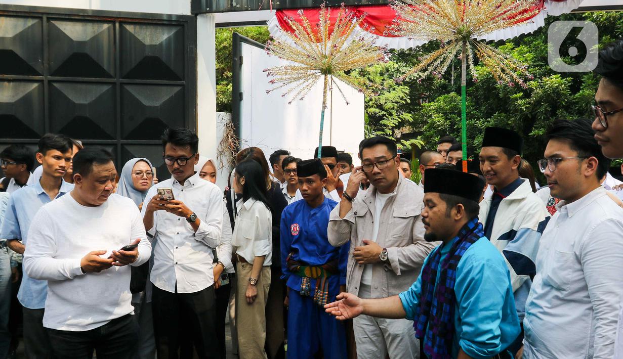 Calon Gubernur Jakarta Ridwan Kamil (RK) disambut dengan palang pintu saat menyambangi markas Tim Kampanye Nasional (TKN) Fanta HQ Prabowo-Gibran di Jalan Surabaya, Menteng, Jakarta Pusat, Senin (2/9/2024). (Liputan6.com/Herman Zakharia)