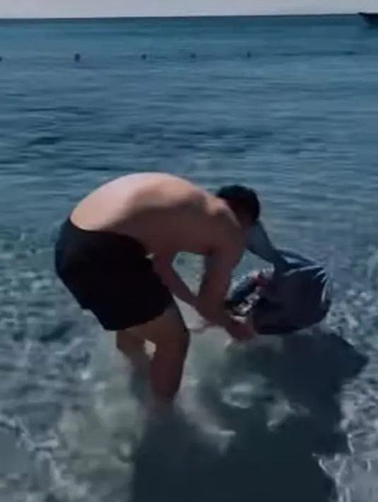Issa pun didudukan di kursi khusus untuk berenang, dan dibiarkan mengapung sendirian oleh sang ayah. Tentunya tak lepas dari pengawasan Nikita Willy dan suami. (Foto: Instagram/@indpriw)