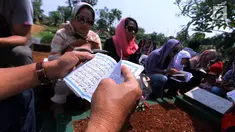 Warga berdoa saat melakukan ziarah di Tempat Pemakaman Umum (TPU) Karet Bivak, Jakarta Pusat, Kamis (10/5). Tradisi Menjelang bulan suci Ramadan umat muslim melakukan ziarah kubur untuk mendoakan keluarga mereka yang telah wafat. (Merdeka.com/Arie Basuki)