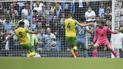 Manchester City sudah unggul 1-0 pada menit ke-7 usai kiper Norwich City, Tim Krul membuat gol bunuh diri. Aksinya yang berusaha menepis bola tendangan Gabriel Jesus yang sempat diblok kapten Norwich, Grant Hanley, justru menciptakan gol bunuh diri. (Foto: AP/Rui Vieira)