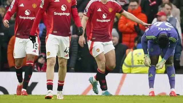 Ekspresi Andre Onana (kanan) usai gawang Manchester United dijebol Brighton di Old Trafford, Minggu (19/01/2025). (c) AP Photo/Dave Thompson