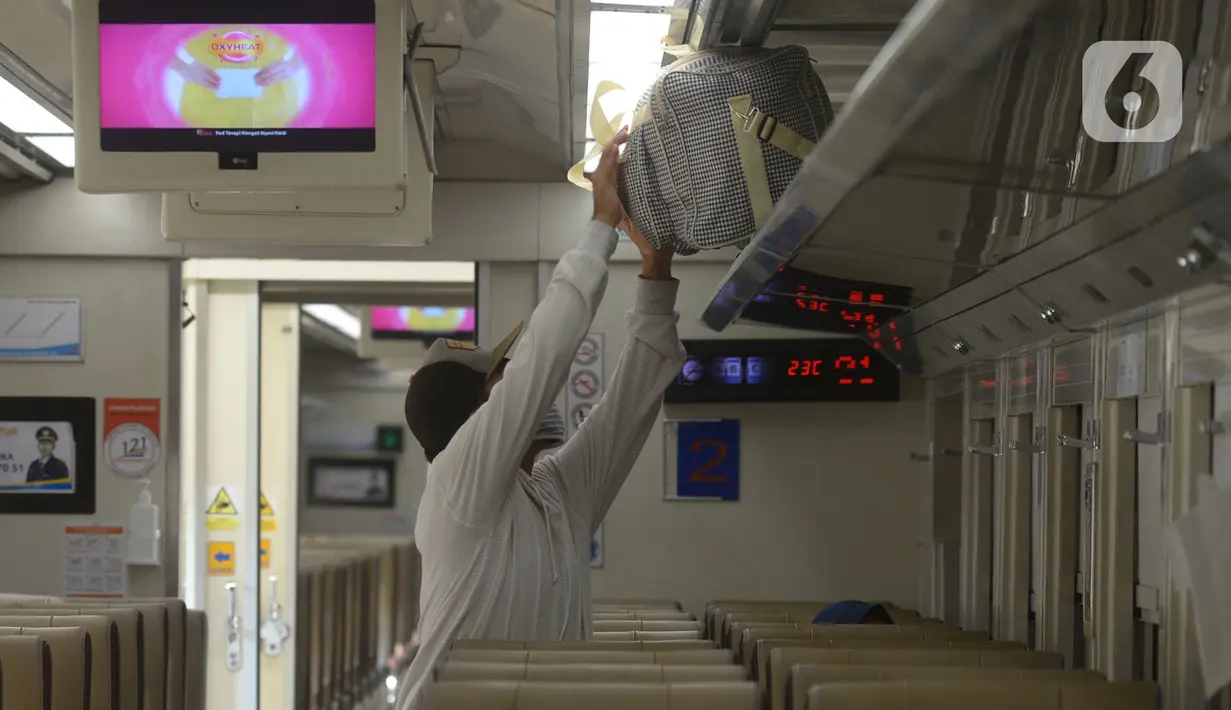 Penumpang Kereta Api Luar Biasa (KLB) di Stasiun Gambir, Jakarta, Selasa (12/5/2020). PT KAI mengoperasikan tiga rute dengan enam perjalanan kereta setiap harinya untuk penumpang yang dikecualikan sesuai aturan pemerintah dengan penerapan protokol pencegahan Covid-19. (merdeka.com/Imam Buhori)