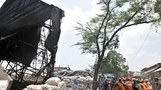 Petugas gabungan membongkar industri pembakaran arang batok di Jalan Inspeksi Cakung Drain, Cilincing, Jakarta, Kamis (19/9/2019). Sebanyak 23 usaha pembakaran arang batok dibongkar menyusul keluhan serta penolakan warga terkait pencemaran udara dan lingkungan. (merdeka.com/Iqbal S Nugroho)