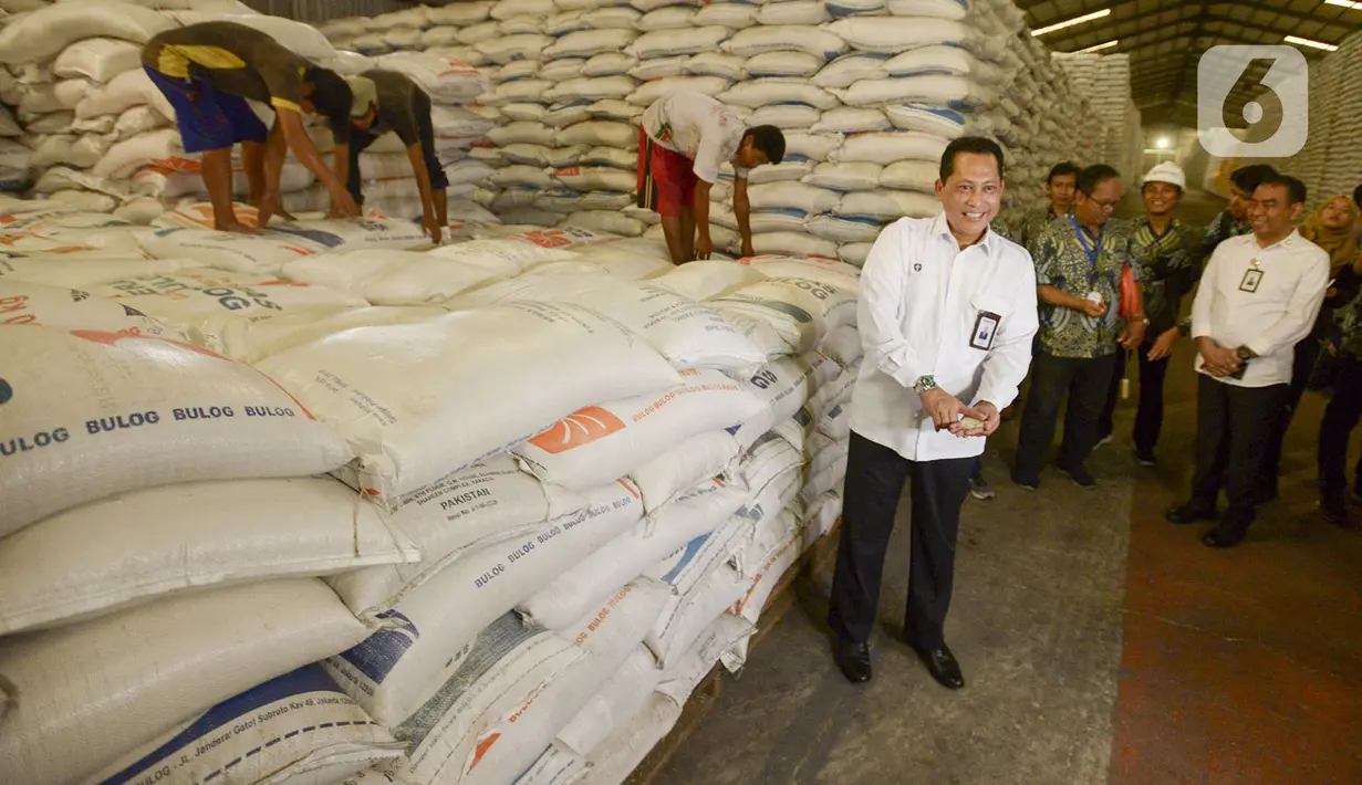 Dirut Perum Bulog Budi Waseso mengunjungi pergudangan beras Bulog di Kelapa Gading, Jakarta, Kamis (27/2/2020). Jelang Ramadan dan Idul Fitri 2020 Perum Bulog siap mengamankan pasokan beras di seluruh wilayah Indonesia mencapai 1,7 juta ton. (merdeka.com/Imam Buhori)