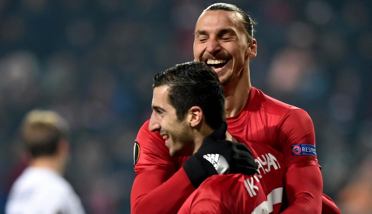 Pemain Manchester United, Henrikh Mkhitaryan, merayakan gol yang dicetaknya ke gawang FC Zorya Luhansk bersama Zlatan Ibrahimovic. Berkat kemenangan ini Setan Merah berhasil memastikan diri lolos ke babak selanjutnya. (AFP/Sergei Supinsky)