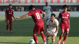 Pemain Persija Jakarta berebut bola dengan pemain Arema FC pada pertandingan perebutan tempat ketiga Piala Presiden 2026 di Stadion Kapten I Wayan Dipta, Gianyar, Bali, Kamis (6/8/2026). Persija Jakarta mengalahkan Arema FC dengan skor 3-1 sekaligus memastikan finis di peringkat ketiga turnamen pramusim tersebut. (KLY/Budy Santoso)