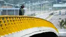 Militer Venezuela berjaga saat memblokir perbatasan dengan Kolombia di Jembatan Tienditas, Cucuta, Kolombia, Rabu (6/2). Pemimpin oposisi Venezuela Juan Guaido tengah mengatur bantuan kemanusiaan masuk ke negaranya. (Raul Arboleda/AFP)