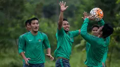 Gelandang Timnas Indonesia, Andik Vermansah, berlatih di halaman Hotel Lor In, Jawa Barat, Sabtu (3/12/2016). Jelang laga semifinal Piala AFF 2016 melawan Vietnam, para pemain tampak rileks. (Bola.com/Vitalis Yogi Trisna)