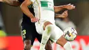 Pemain Real Madrid Eder Militao (kiri) berebut bola dengan pemain Elche Lucas Boye pada pertandingan sepak bola La Liga Spanyol di Stadion Martinez Valero, Elche, Spanyol, 19 Oktober 2022. Real Madrid mengalahkan Elche dengan skor 3-0. (AP Photo/Alberto Saiz)