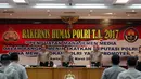 Kapolri Jenderal Tito Karnavian (tengah) menghadiri acara Rapat Kerja Teknis (Rakernis) di Rupatama Mabes Polri, Jakarta, Rabu (15/3). Dalam acara tersebut, Polri memberikan penghargaan kepada beberapa pimpinan media massa. (Liputan6.com/Johan Tallo)