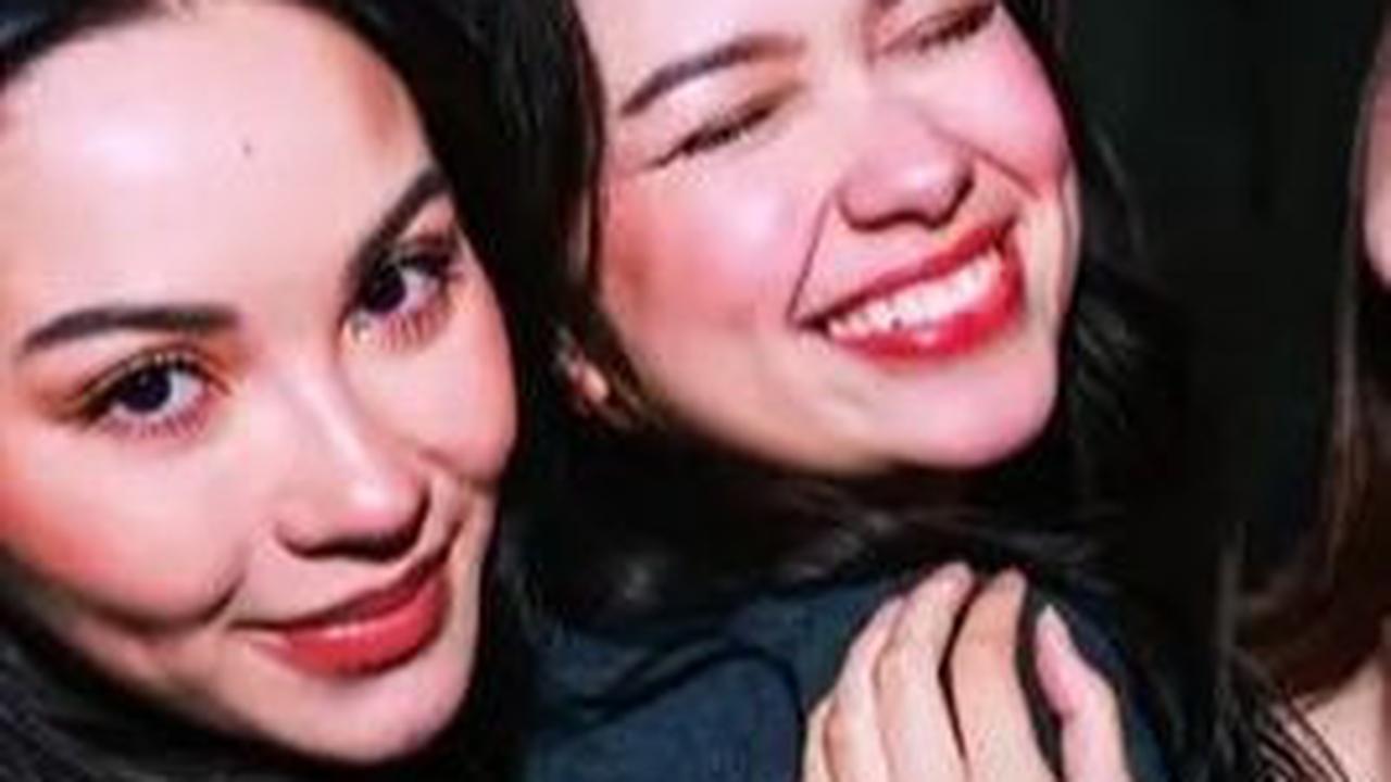 Dalam kesempatan ini, Rebecca memilih tampil dengan makeup yang glowing, termasuk blush on pink dan lipstik merah glossy. Penampilannya dilengkapi dengan rambut yang terurai untuk kesan yang effortless.<br>
