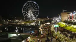 Orang-orang mengunjungi pembukaan pasar Natal besar di pusat perbelanjaan Westfield Centro di Oberhausen, Jerman, Jumat (12/11/2021).  Pasar di Oberhausen juga mewajibkan pengunjung untuk tetap memakai masker. (AP Photo/Martin Meissner)