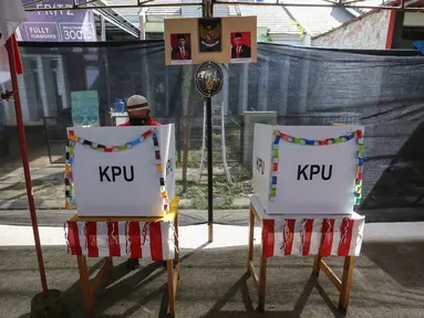 Warga melakukan pemungutan suara pada Pilkada Tangerang Selatan di TPS 49 Cendana Residence, Pondok Benda, Pamulang, Rabu (9/12/2020). TPS 49 pada Pilkada Serentak 2020 mengusung tema Rindu Sekolah Lagi (Kisah-Kasih di Sekolah). (Liputan6.com/Fery Pradolo)