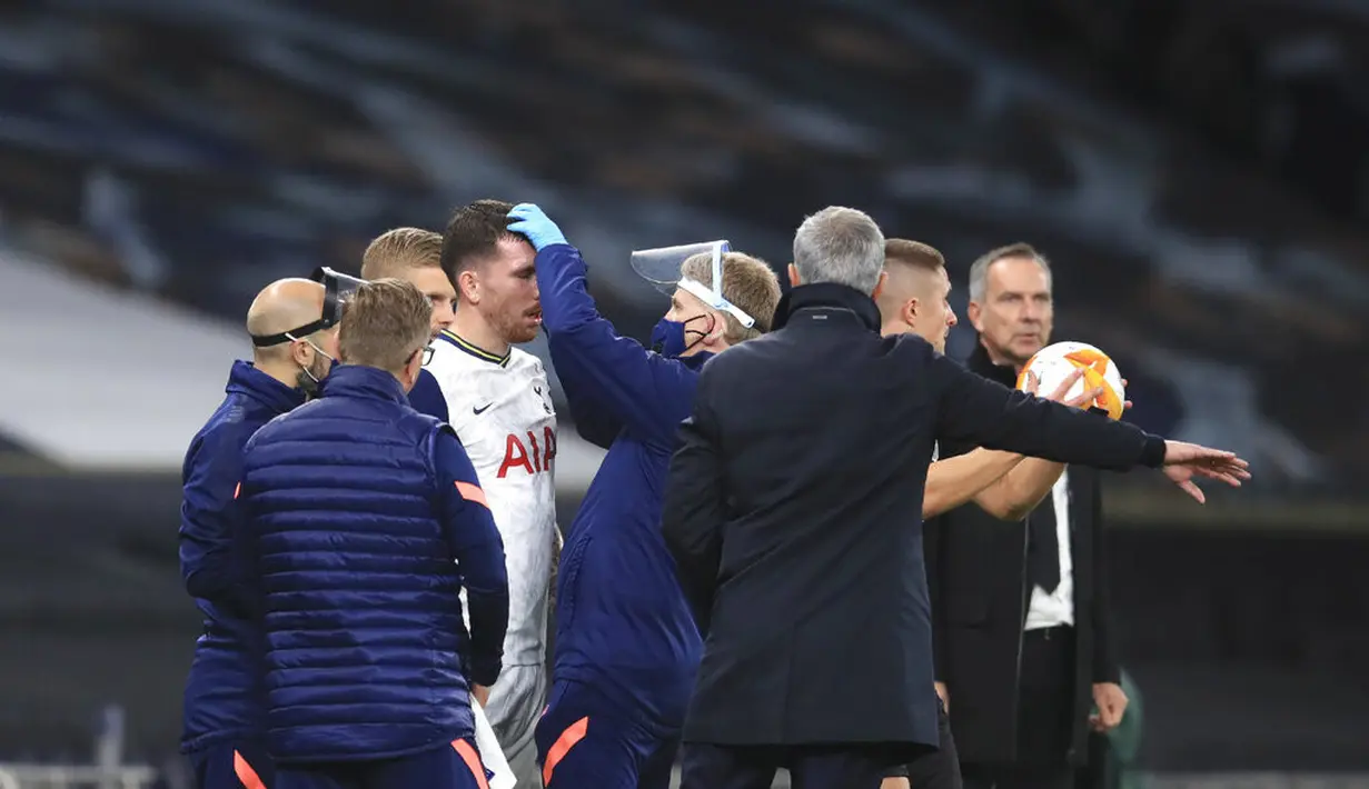Pemain Tottenham Hotspur Pierre-Emile Hojbjerg mendapat perawatan karena cedera saat menghadapi LASK pada pertandingan Grup J Liga Europa di London, Inggris, Kamis (22/10/2020). Tottenham Hotspur menang 3-0. (Adam Davy/Pool via AP)