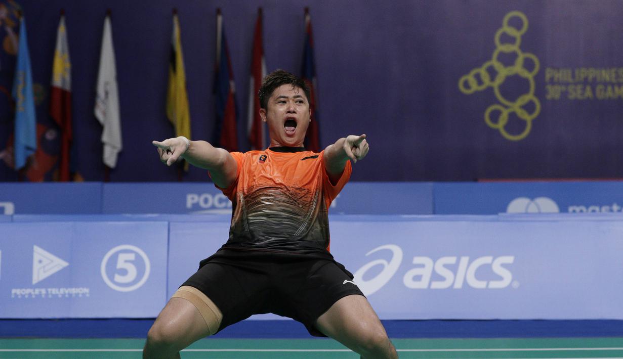Ganda putra Indonesia, Wahyu Nayaka, merayakan gelar juara cabang bulutangkis SEA Games 2019 di Multinlupa Sport Center, Rabu (4/12). Indonesia meraih emas setelah menang 3-1 atas Malaysia. (Bola.com/M Iqbal Ichsan)