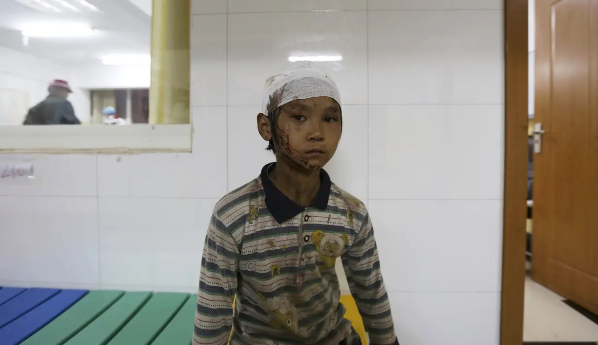 Seorang anak lelaki, Yang Hongshun, terlihat di rumah sakit usai terluka akibat gempa yang mengguncang China, Minggu (3/8/14). (REUTERS/Wong Campion)