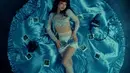 Dalam video musik lagu “Handlebars,” kolaborasi perdananya dengan penyanyi ternama Dua Lipa, Jennie mengenakan sepatu Stuart Power 100 berwarna Silver Specchio Leather.  [Dok/Stuart Weitzman].