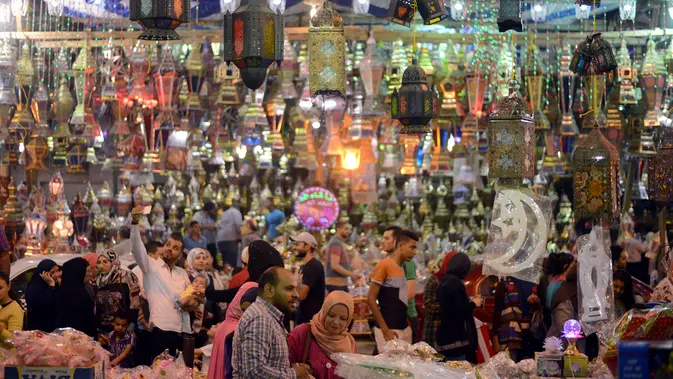Lampu fanus, lentera tradisional khas yang dijual selama Ramadan, di distrik Saida Zeinab di Ibu Kota Kairo, 29 Mei 2016. Fanus selain sebagai ungkapan kegembiraan akan tibanya bulan Ramadan, juga melambangkan sumber cahaya. (MOHAMED EL-Shahed/AFP)