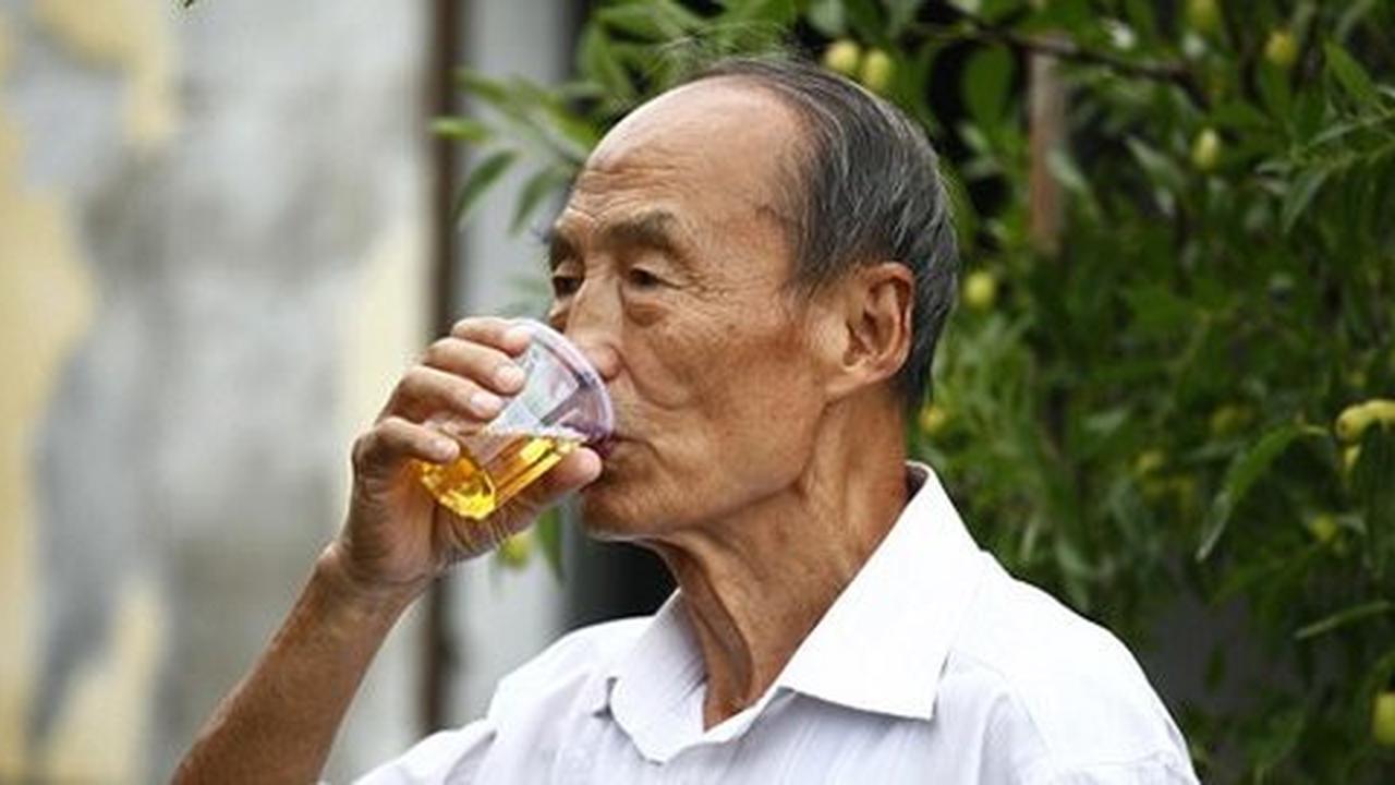 Tiap hari selama 43 tahun lelaki ini minum air kencingnya sendiri