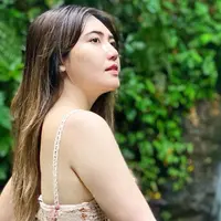Via Vallen menatap keindahan alam. (Instagram @viavallen)