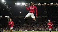 Pemain Manchester United, Casemiro melakukan selebrasi setelah mencetak gol kedua timnya ke gawang Crystal Palace pada laga putaran ketiga Carabao Cup 2023/2024 di Old Trafford, Manchester, Inggris, Rabu (27/09/2023). Pemain Brasil tersebut berhasil menjadi bintang lapangan pada laga tersebut. (AP Photo/Dave Thompson)