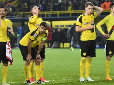 Ekspresi para pemain Dortmund setelah kalah dari AS Monaco pada laga leg pertama perempatfinal Liga Champions di Stadion Signal Iduna Park, Dortmund,  (12/4/2017). Dortmund kalah 2-3. (AP/Martin Meissner)