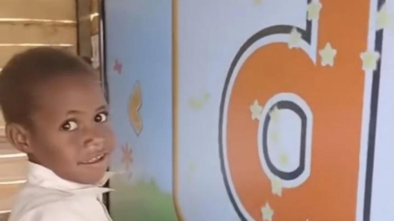 Potret Kegembiraan Anak-Anak Papua Belajar Menggunakan Papan Pintar Interaktif