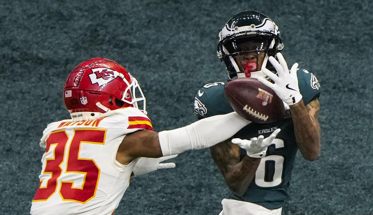Pemain Philadelphia Eagles, DeVonta Smith berusaha menangkap umpan touchdown dibayangi pemain Kansas City, Jaylen Watson dalam laga final yang berlangsung di Caesars Superdome, New Orleans, Louisiana, Senin (10/02/2025). (AP Photo/Charlie Riedel)