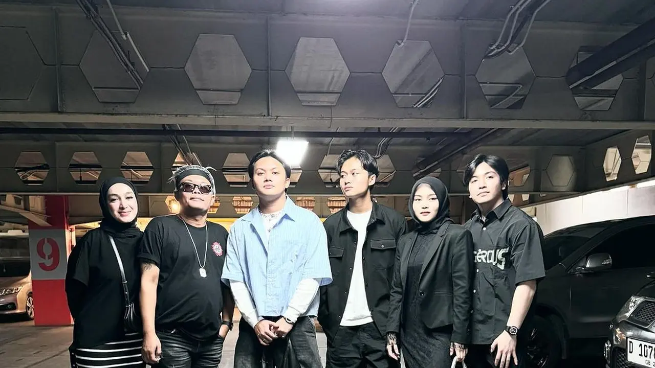 6 Potret Sule dan Santyka Fauziah Hadiri Premier Film Ferdi 'Dilan 1983: Wo Ai Ni'