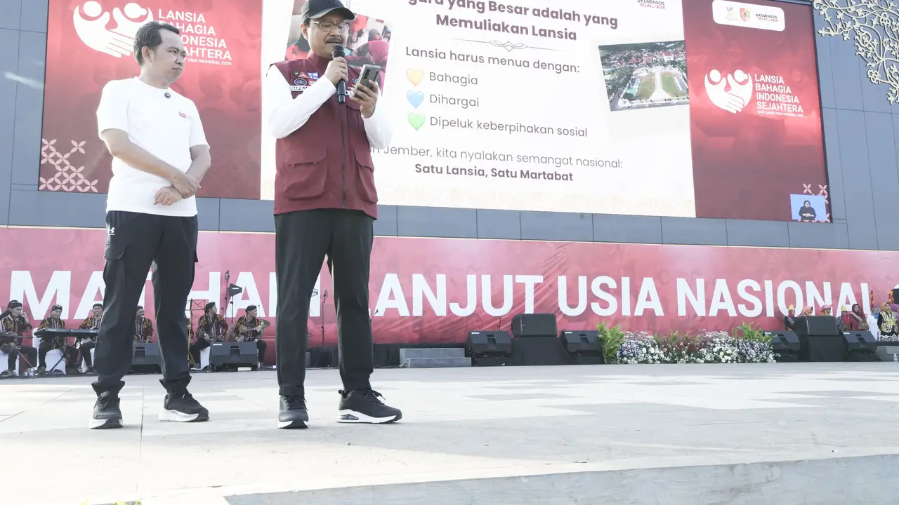 Peringati Hari Lansia Nasional di Jember, Gus Ipul Bacakan Puisi Menyentuh di Hadapan 4.000 Lansia