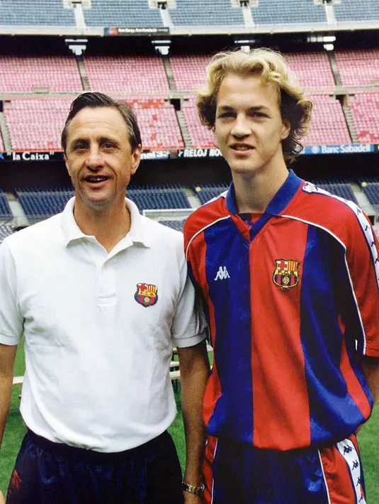 Johan Cruyff (kiri) berpose dengan putranya, Jordi Cruyff, yang bermain di Barcelona, 3 Juni 1995. (AFP/ANP)