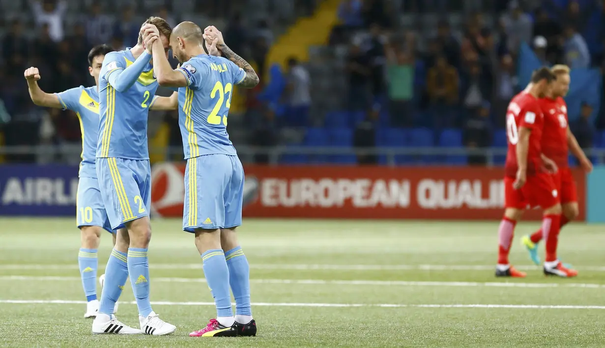 Pemain Kazakhtan, Askhat Tagybergen, Sergei Maliy and Renat Abdulin terlihat senang usai menahan  imbang Polandia 2-2 pada kualifikasi grup E Astana Arena Stadium, Kazakhstan, (5/9/2016) dini hari WIB.  (REUTERS/Shamil Zhumatov)