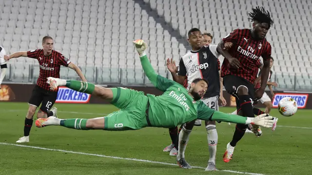 Foto: Gianluigi Donnarumma Raih Yashin Trophy 2021 usai Singkirkan Edouard Mendy dan Jan Oblak dalam Rangkaian Penghargaan Ballon d'Or 2021