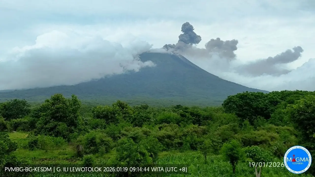 Gunung Ili Lewotolok di Kabupaten Lembata, Nusa Tenggara Timur
