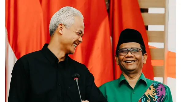 Setelah Mahfud MD ditetapkan sebagai cawapres 2024, Ganjar Pranowo mengunggah potret berdua berlatar bendera merah putih. Keduanya tersenyum lebar. (Foto: Dok. Instagram @ganjar_pranowo)