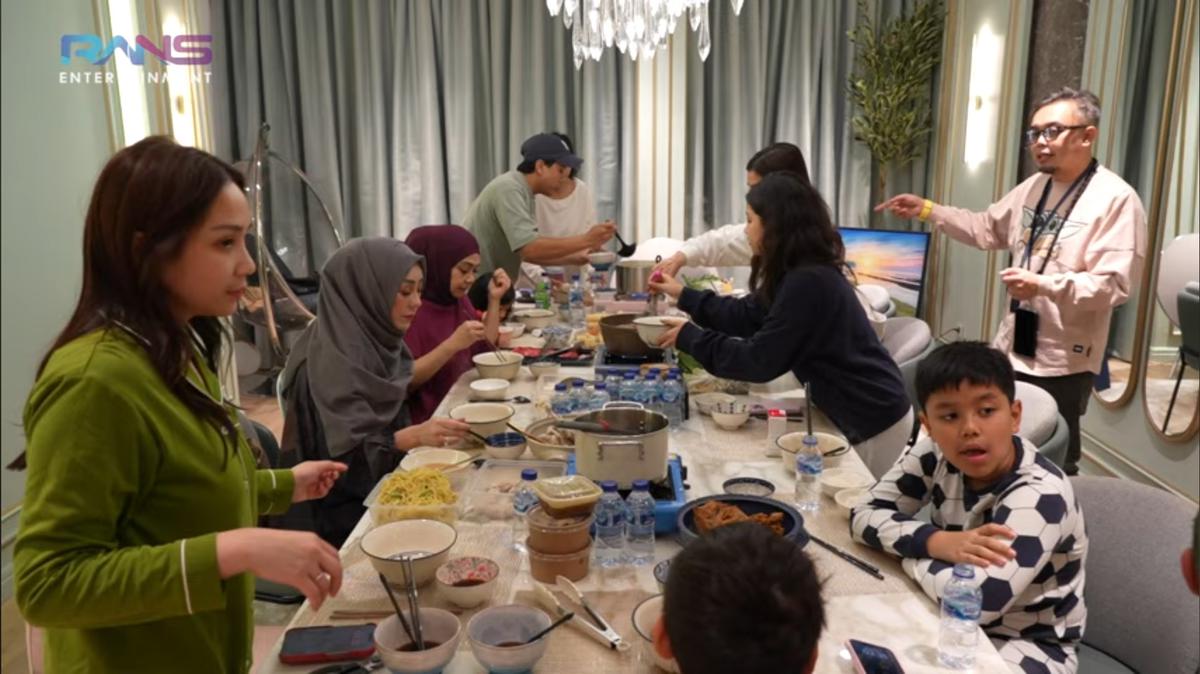 Setelah 15 Tahun, Potret Raffi Ahmad Akhirnya Sahur Bersama Keluarga Besar - Semua Hadir Termasuk Mantan Suami Nisya Ahmad