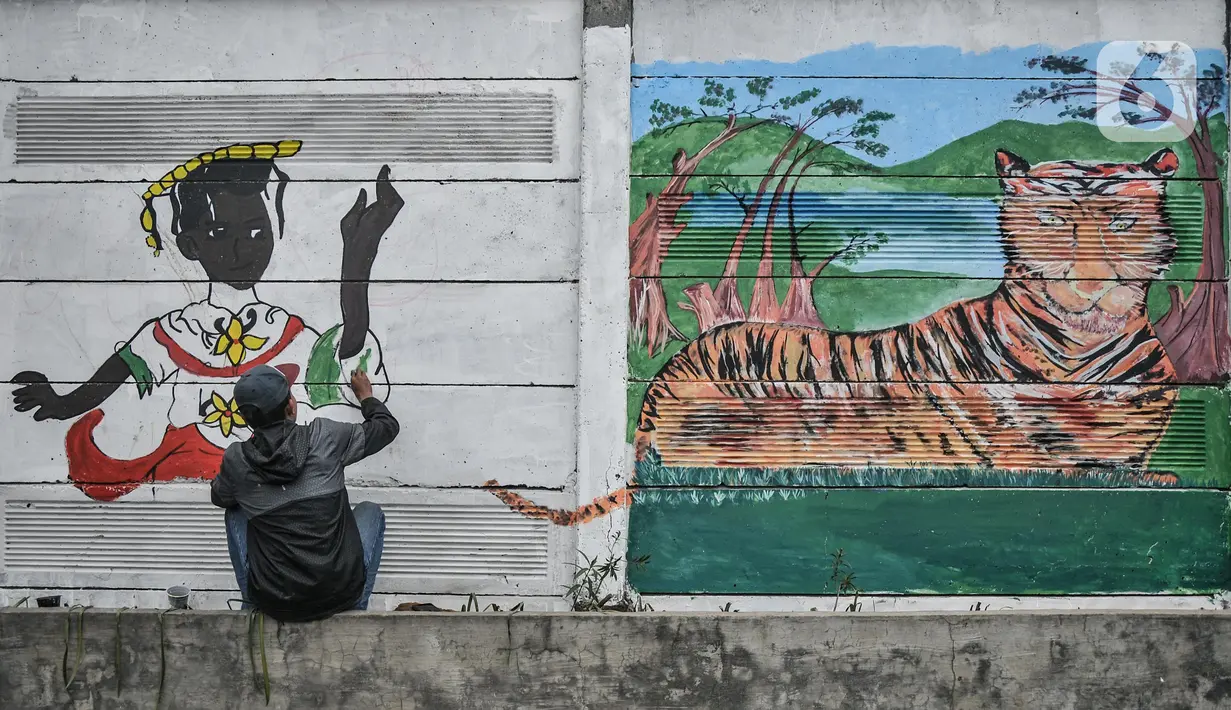 Petugas Penanganan Prasaranan dan Sarana Umum (PPSU) menyelesaikan pembuatan mural di Jalan RE Martadinata, Tanjung Priok, Jakarta Utara, Selasa (24/5/2022). Pembuatan mural di sepanjang Jalan RE Martadinata yang dilakukan oleh petugas PPSU dari 19 kelurahan di Jakarta Utara tersebut dalam rangka menyambut balapan Formula E dan HUT ke-495 Kota Jakarta. (merdeka.com/Iqbal S Nugroho)