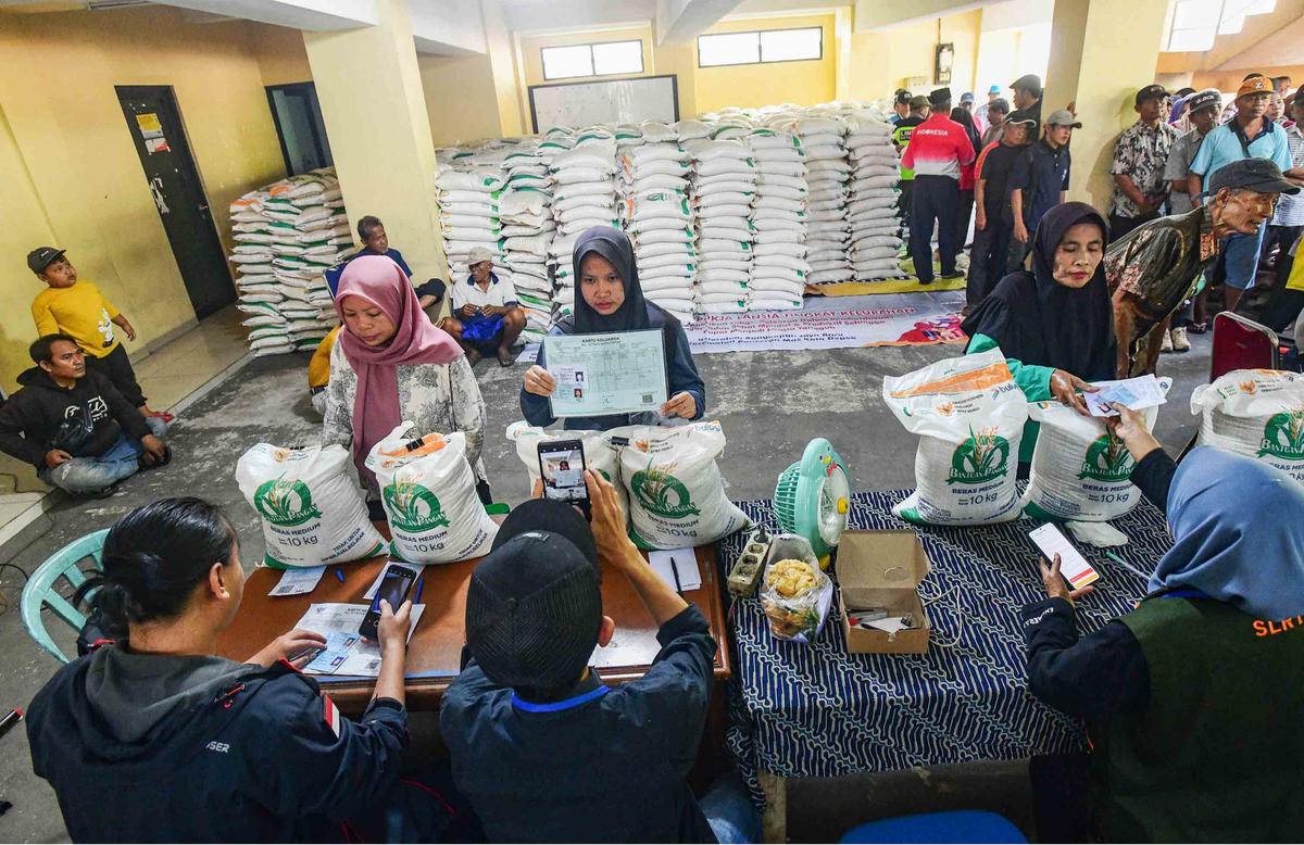 FOTO: Bantuan Beras 20 Kg Dibagikan Serentak di Depok, Warga Antusias