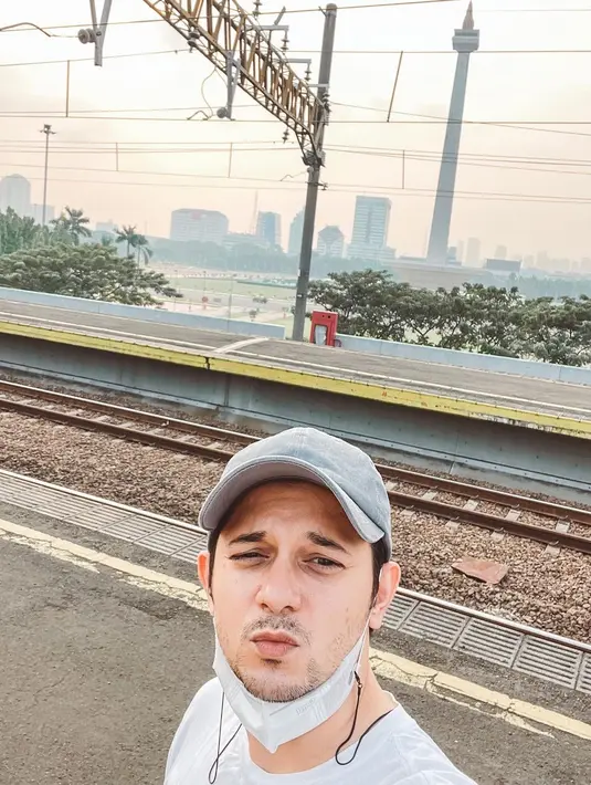 Suami Tengku Dewi Putri ini mulai memperlihatkan kumis dan brewoknya, namun hanya terlihat tipis. (FOTO: instagram.com/andrewandika)