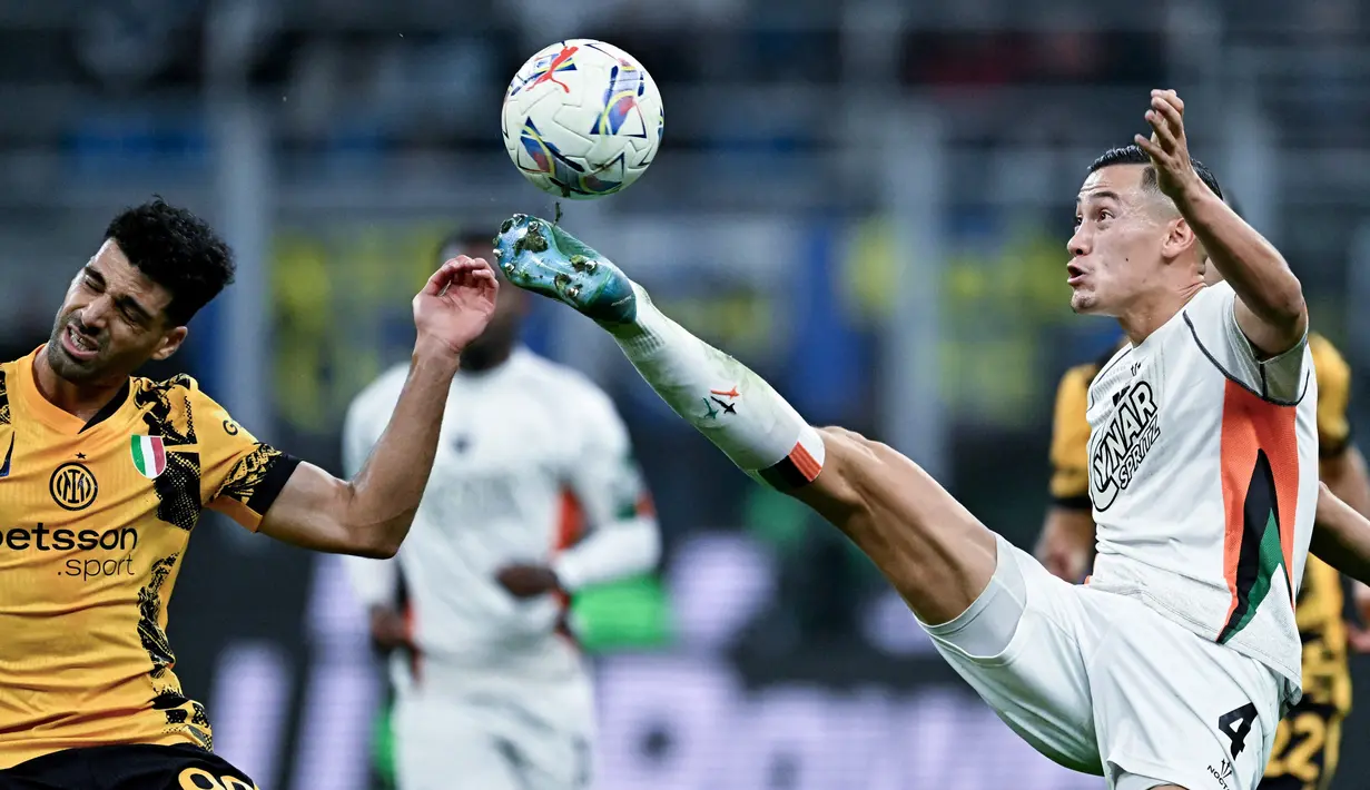Jay Idzes tampil penuh selama 90 menit saat Venezia bertandang ke markas Inter Milan, Giuseppe Meazza, pada laga lanjutan Liga Italia, Senin (4/11/2024). Pada laga ini, Venezia takluk dengan skor 0-1. (AFP/Gabriel Bouys)