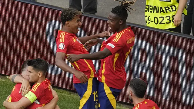Lamine Yamal (kiri belakang) dan Nico Williams (kanan belakang) merayakan gol yang dicetak Dani Olmo pada laga Spanyol versus Jerman pada perempat final Piala Eropa 2024, Jumat (5/7/2024).&nbsp;(AP Photo/Michael Probst)