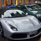 Penampakkan Ferrari 488 GTB ini pun menimbulkan rasa penasaran diantara orang yang melihat.