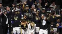 Para pebasket Golden State Warriors merayakan kemenangan atas Cleveland Cavaliers pada final NBA di Quicken Loans Arena, Ohio, Jumat (8/6/2018). Warriors juara setelah menang 4-0 atas Cavaliers. (AFP/Carlos Osorio)