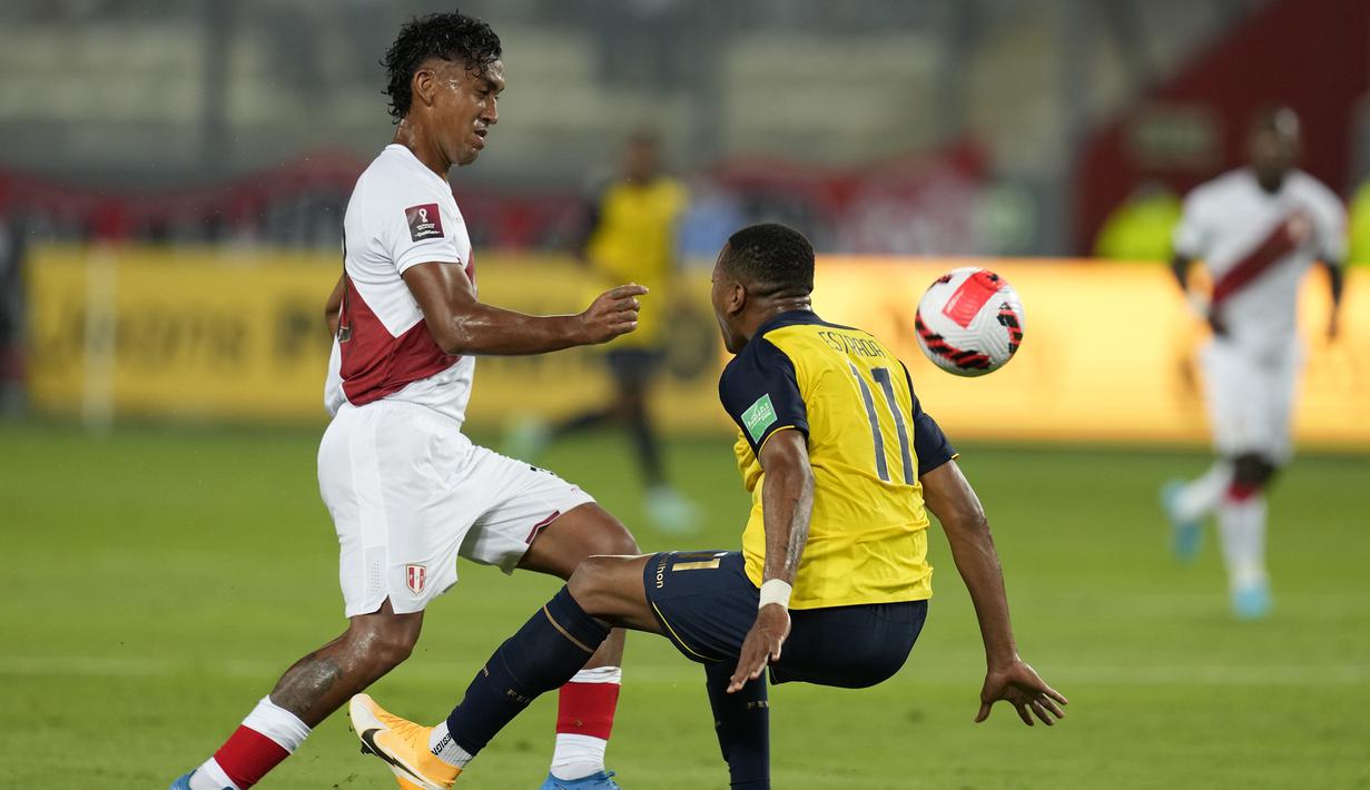 Peru baru memiliki peluang menyamakan skor pada menit ke-22. Tendangan jarak jauh Renato Tapia masih bisa diantisipasi kiper Ekuador, Hernan Ismael Galindez. (AP/Martin Mejia)