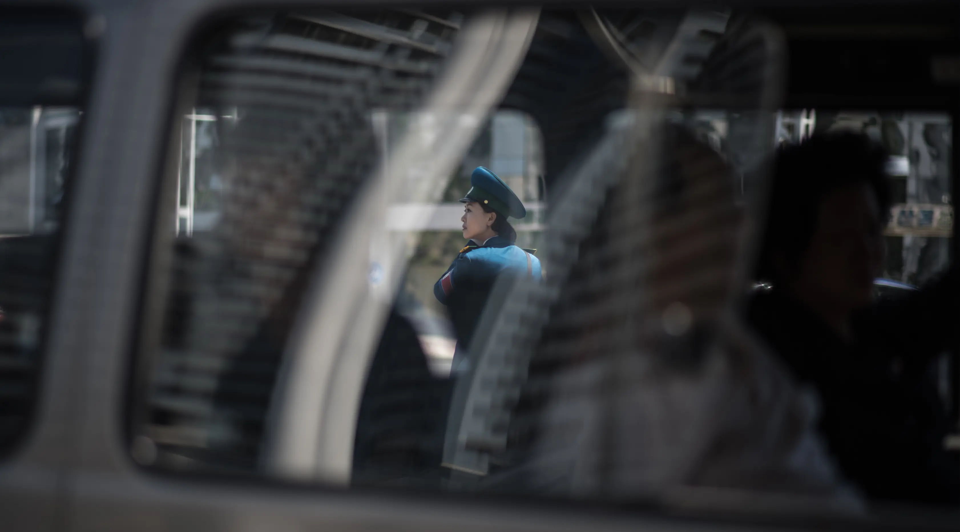 Seorang polisi wanita terlihat sedang memantau lalu lintas di Pyongyang, Korea Utara (5/6). Di Korea Utara menjadi polisi lalu lintas dipandang sebagai pekerjaan yang bergengsi. (AFP Photo/Ed Jones)